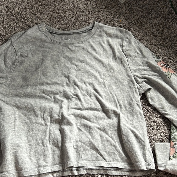 love sleeve hollister tee! (design on back) - Picture 2 of 4